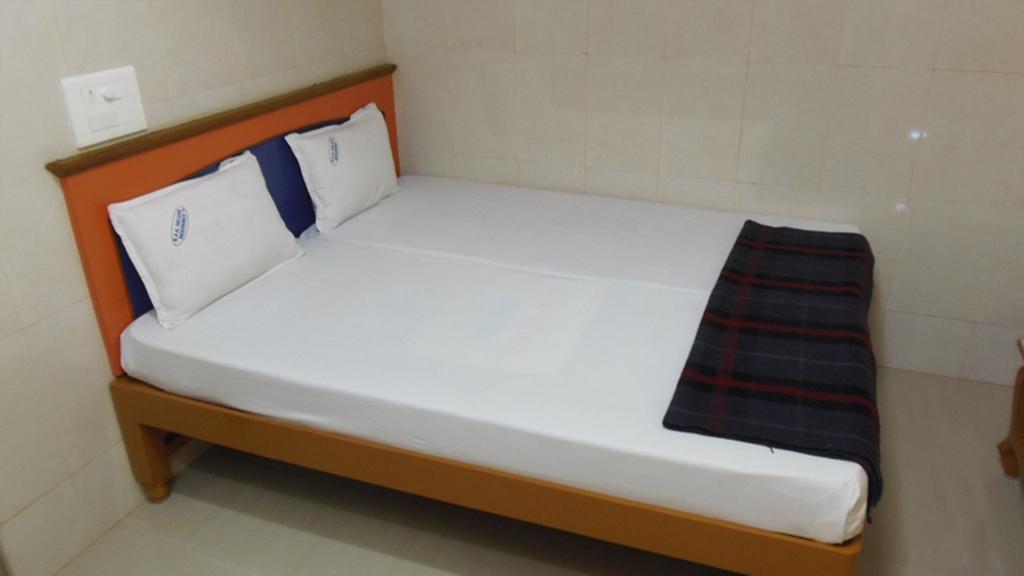 Kvr Deluxe Residency Tirupati Room photo